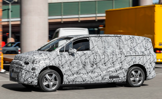 发力高端纯电MPV市场!全新纯电奔驰V级曝光:800伏架构打造