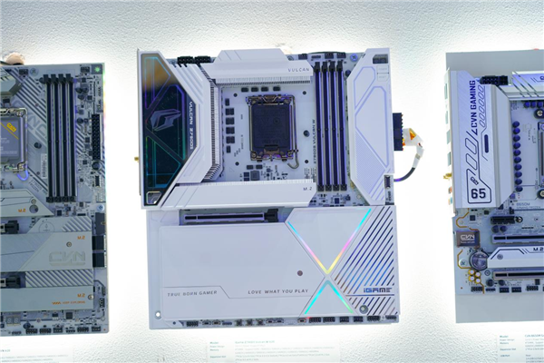 七彩虹Z790火神主板现身:首次E-ATX大板设计 黑白双色可选
