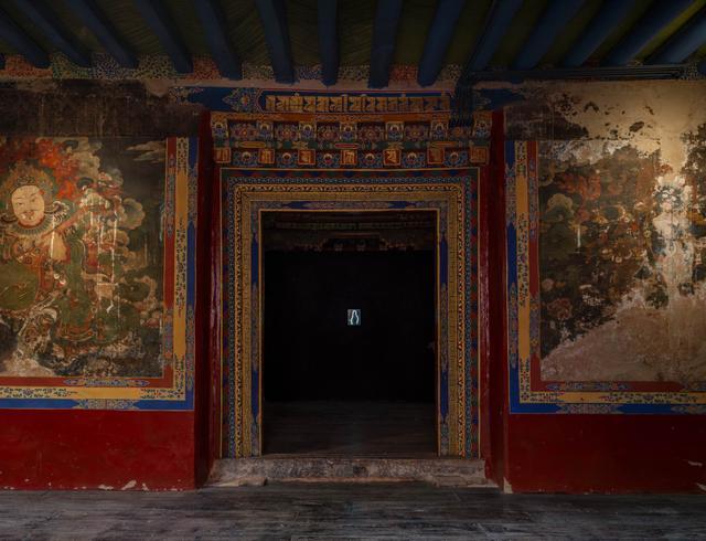 ▲展览入口看到的第一件作品是艺术家周力于2016年创作的光学装置《镜影》,摄影:林半野 @AGENT PAY