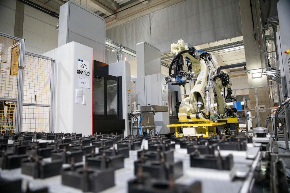 这是3月19日在匈牙利米什科尔茨拍摄的泉峰汽车欧洲分公司工厂内景。新华社记者张帆摄