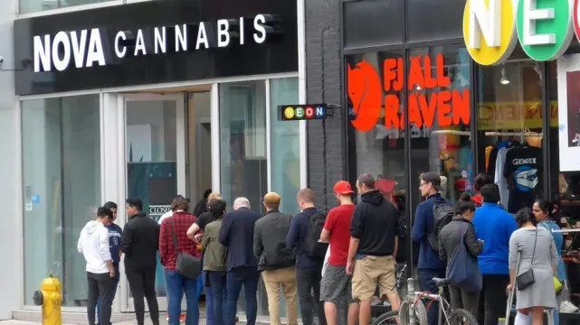 ● 排队购买大麻的德国民众