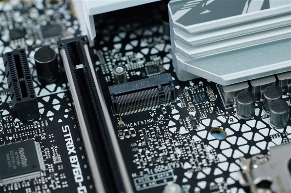 支持DDR5-8000!华硕ROG STRIX B760-G GAMING WIFI S小吹雪图赏