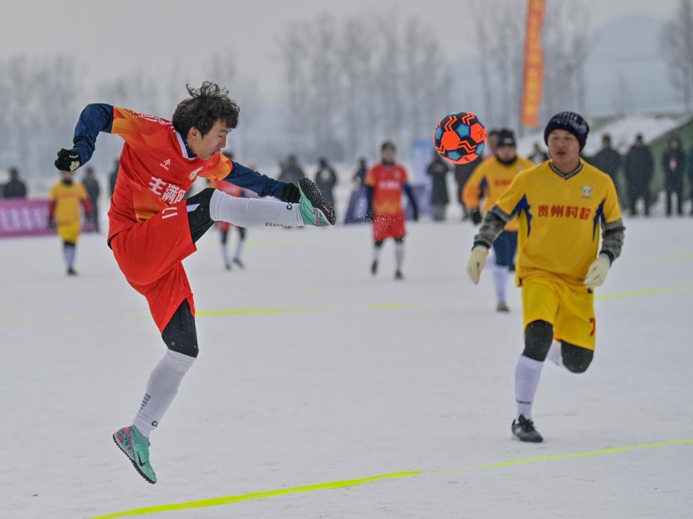 ↑12月23日，吉林市丰满区代表队球员刘学（左）在比赛中向队友传球。新华社记者 颜麟蕴 摄