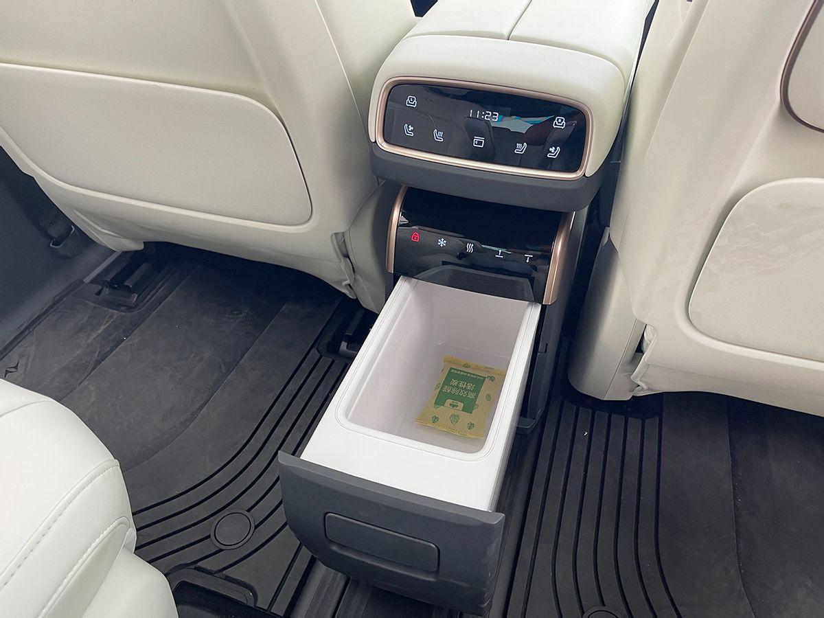 比理想L8便宜10万,也有冰箱彩电大沙发,东风eπ008实拍