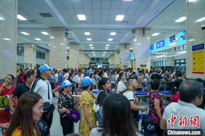 8月31日,旅客在中越边境河口口岸排队办理通关手续