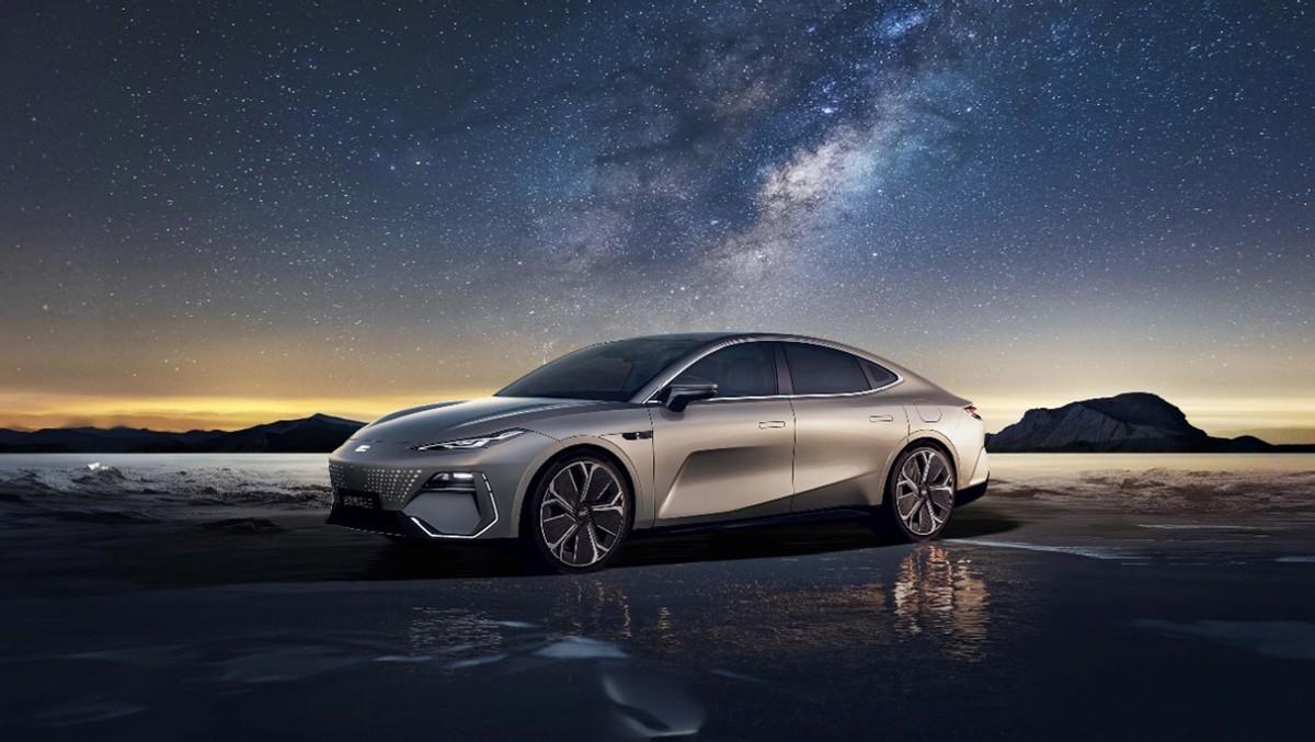 现在纯电轿车都这么卷了? 银河E8还不到20万 比星纪元ES划算