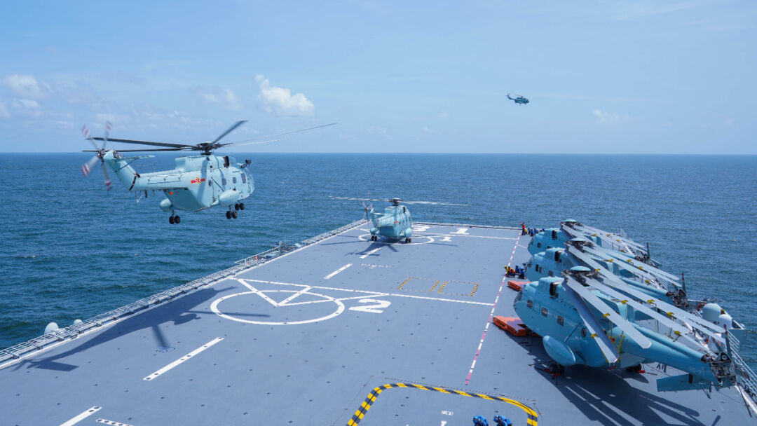 海南舰位南海某海域开展登陆演练，舰载直升机进行连续多波次起降训练（资料照片）。新华社发（王磊 摄）