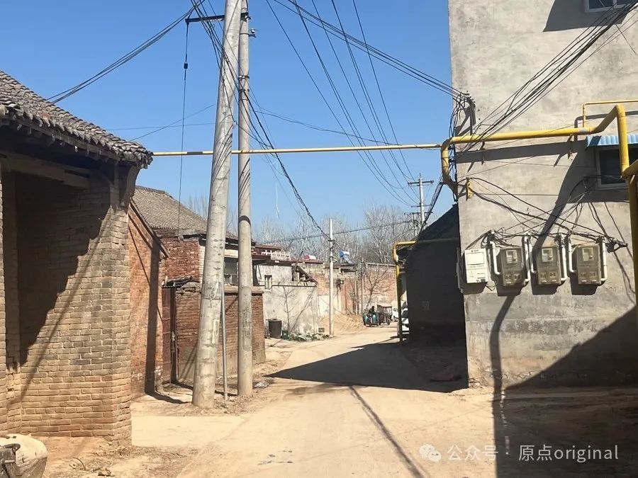 3月20日，鸡泽屯村人声寂寥。