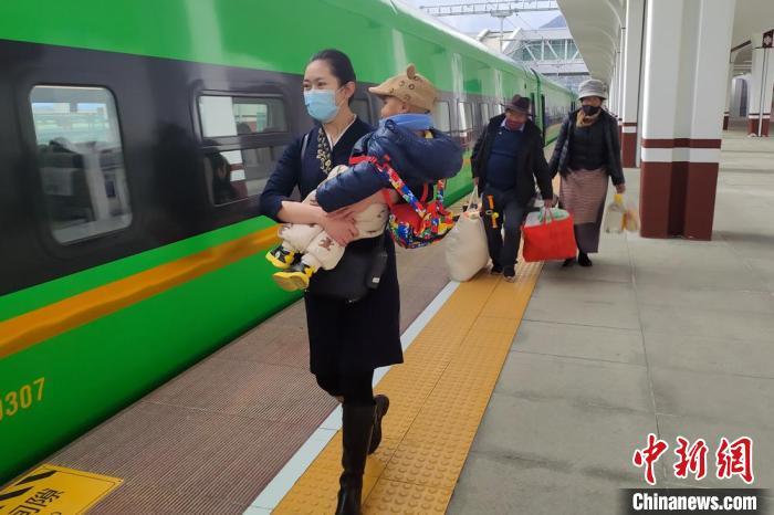 1月4日，西藏拉林铁路复兴号动车组列车长刘文静帮助重点旅客乘车。(资料图)高楠 摄