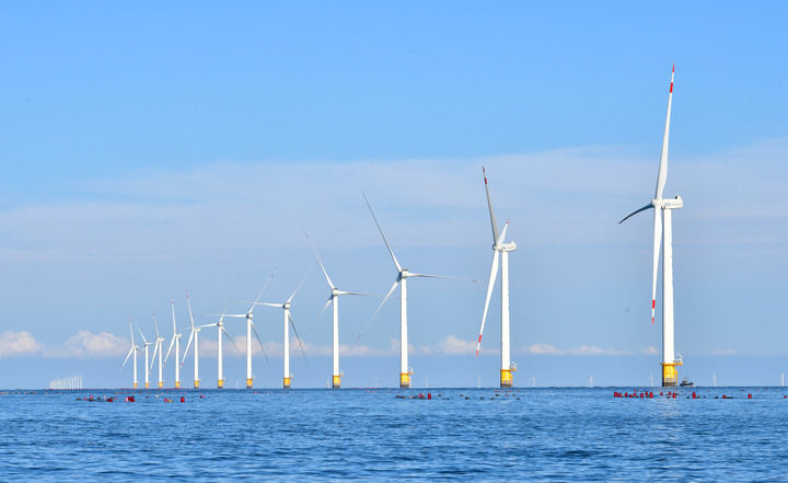 2023年9月13日拍摄的辽宁大连庄河海上风电项目。大连庄河海上风电20万千瓦项目首批风机成功并网，实现辽宁省“平价”海上风电“零”的突破。新华社记者 杨青 摄