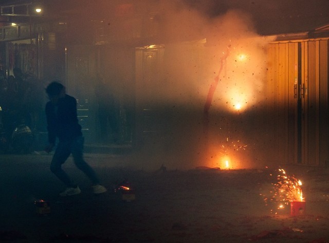 夜晚街道上的人中度可信度描述已自动生成