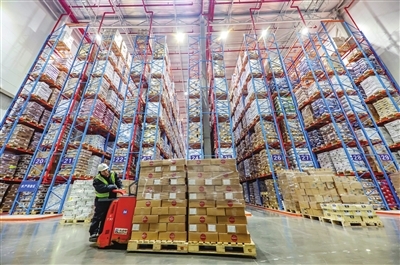 天津港国际物流冷链基地毗邻天津港北疆港区集装箱码头群，是基础设施先进、仓储配送一体的综合服务园区，也是天津海关进境肉类指定监管场地。 本报记者 吴迪 摄