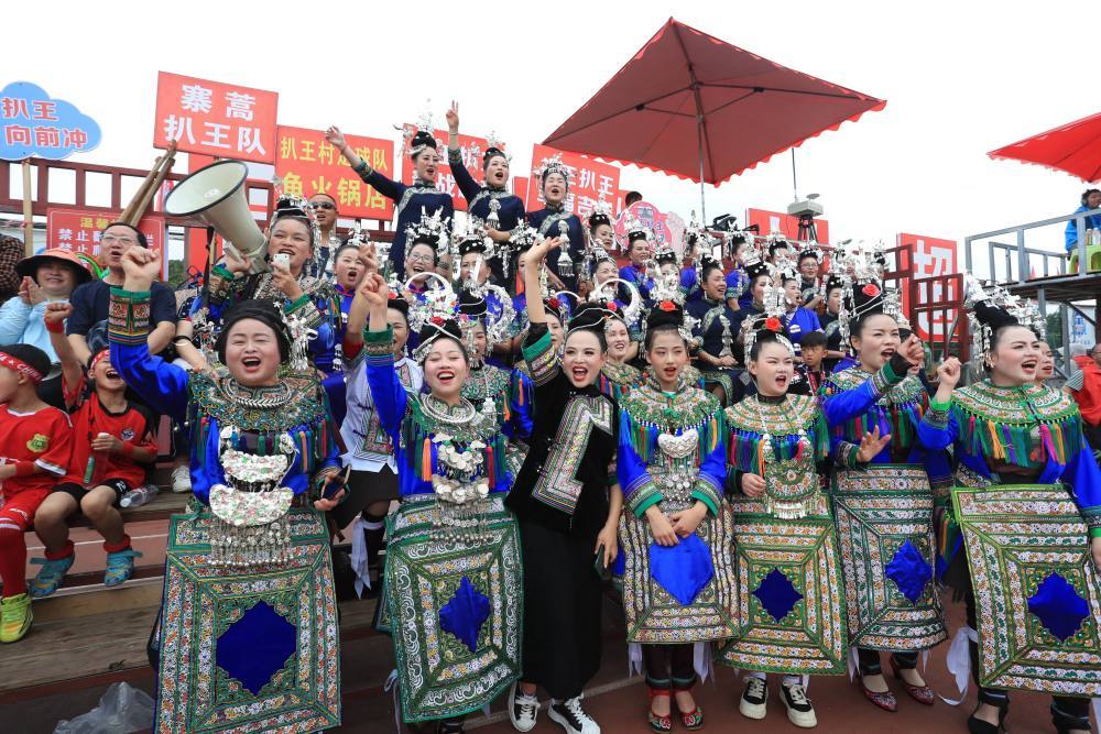 5月4日，在贵州省黔东南苗族侗族自治州榕江县“村超”球场，身着盛装的拉拉队在为本村球队加油鼓劲。新华社发（杨成利 摄）