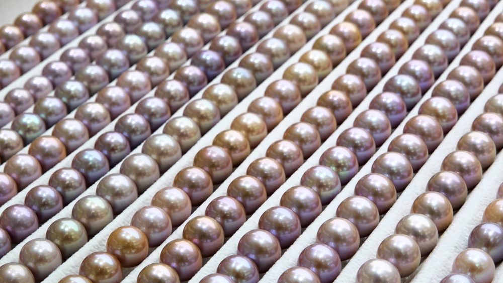 图为华东国际珠宝城商铺中陈列的珍珠。新华社记者刘铭翔 摄