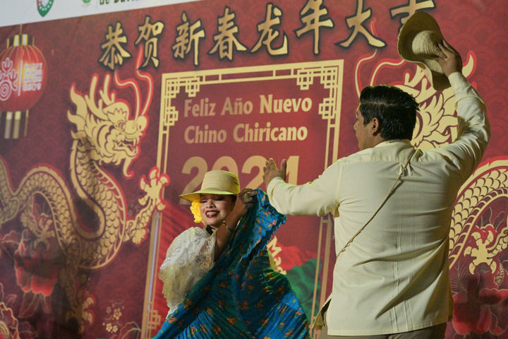 2月17日，在巴拿马奇里基省首府戴维市，两名身穿巴拿马民族服饰的舞者在奇里基春节庆祝活动上表演。新华社记者陈昊佺摄