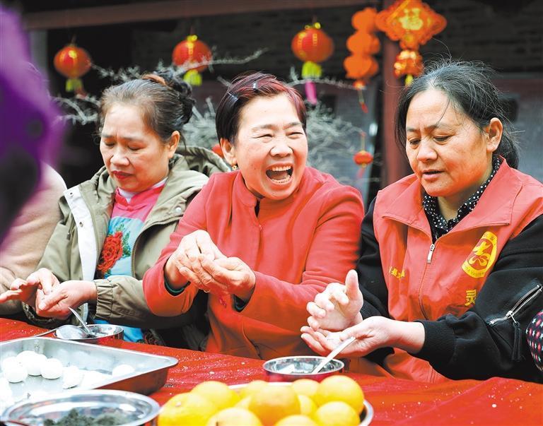 2月21日，广西灵川县定江镇路西村开展庆元宵活动，村民在一起做花灯、包汤圆，感受传统节日的乐趣。　阳海翔摄 （中经视觉）