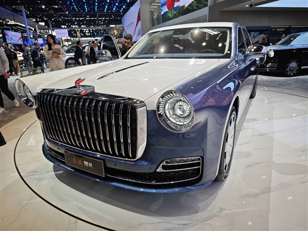 红旗金葵花品牌发布:国雅、国礼、国耀三车齐亮相