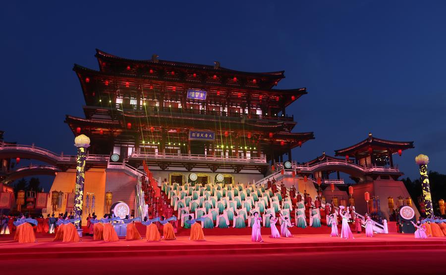 2023年5月18日晚，出席中国－中亚峰会的中亚国家元首夫妇陆续抵达陕西省西安市大唐芙蓉园，参加在这里举行的欢迎仪式。这是演员在欢迎仪式上表演。（新华社记者徐子鉴摄）