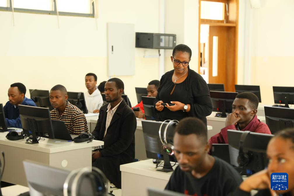 4月15日，学生在卢旺达北方省穆桑泽职业技术学院上课。新华社记者 吉莉 摄