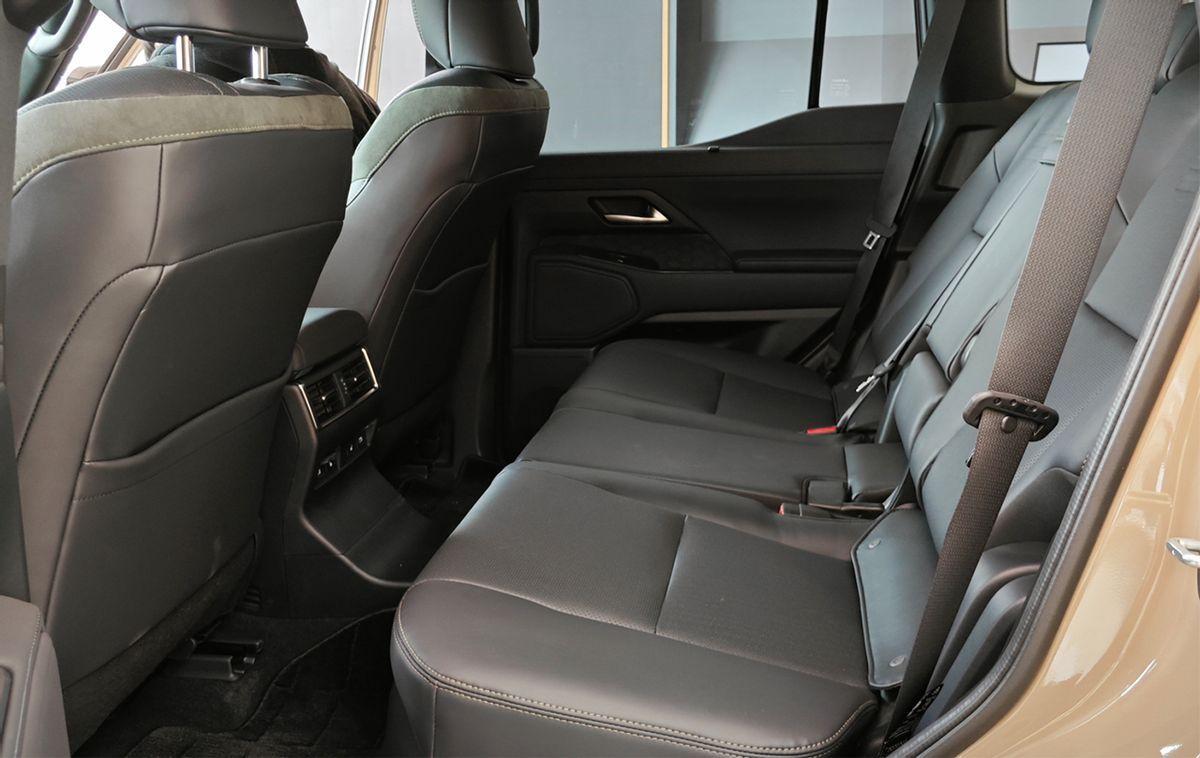 不要考虑比普拉多贵30多万值不值,大哥开心就好,雷克萨斯GX实拍