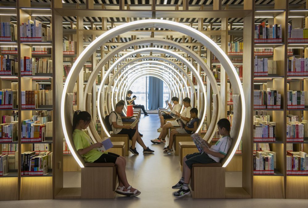 2023年7月12日,学生在浙江省金华市金东区图书馆阅读。