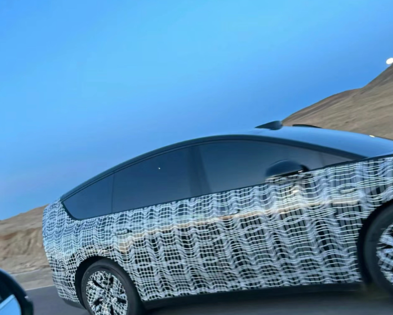 理想M系列新车谍照:MEGA和L系列的结合体,分不清是SUV还是MPV