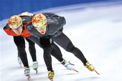 10月17日,中国短道速滑队队员林孝埈(右)和刘少昂在训练中