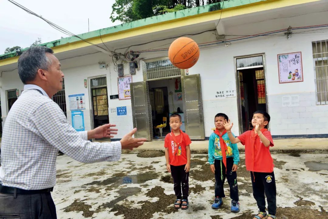 2022年5月25日,广西贺州市五将镇良风村小学冲尾教学点,近年来,教学点最多有2位老师。
