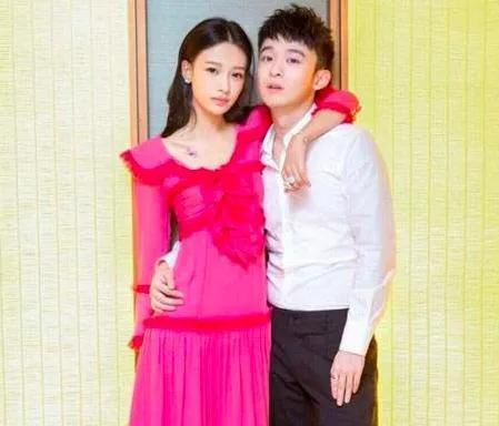 31岁孙怡离婚后超大胆，魅惑黑丝搭配抹胸超短裙，魅力四射 - 吾爱微网