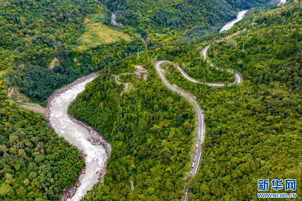 10月11日，在西藏林芝市波密县境内拍摄的川藏公路（无人机照片）。新华网 旦增努布 摄