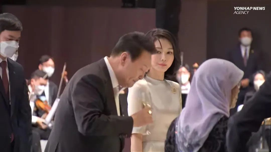◆2022年5月10日,总统就职晚宴上,尹锡悦因为喝了口酒,疑似令妻子金建希感到不满。