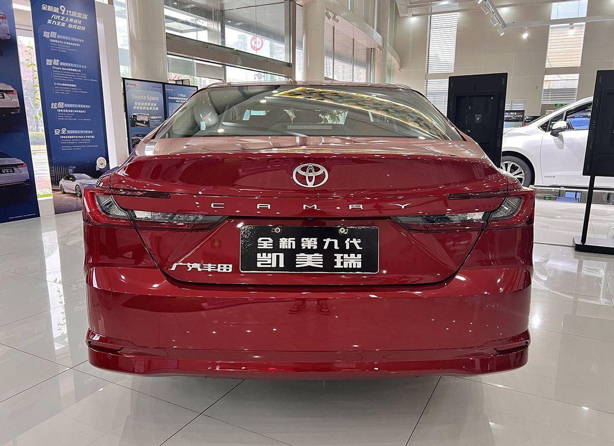 取消2.5燃油版,新增2.0HEV动力,8155芯片上车,全新凯美瑞实拍