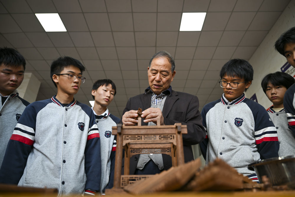 11月22日，在临海市海商职业技术学校，黄大树（中）为学生进行凉亭拼装演示。