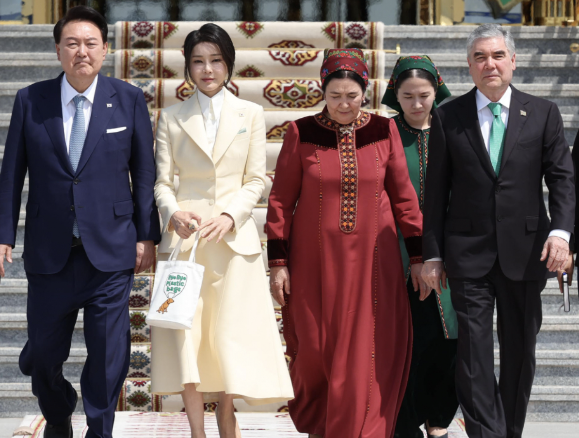 从“迪奥门”到帆布包，韩国“第一夫人”消失近半年后首次出访再引争议