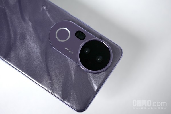 vivo S20 Pro则延续了此前的“日出云阶”设计