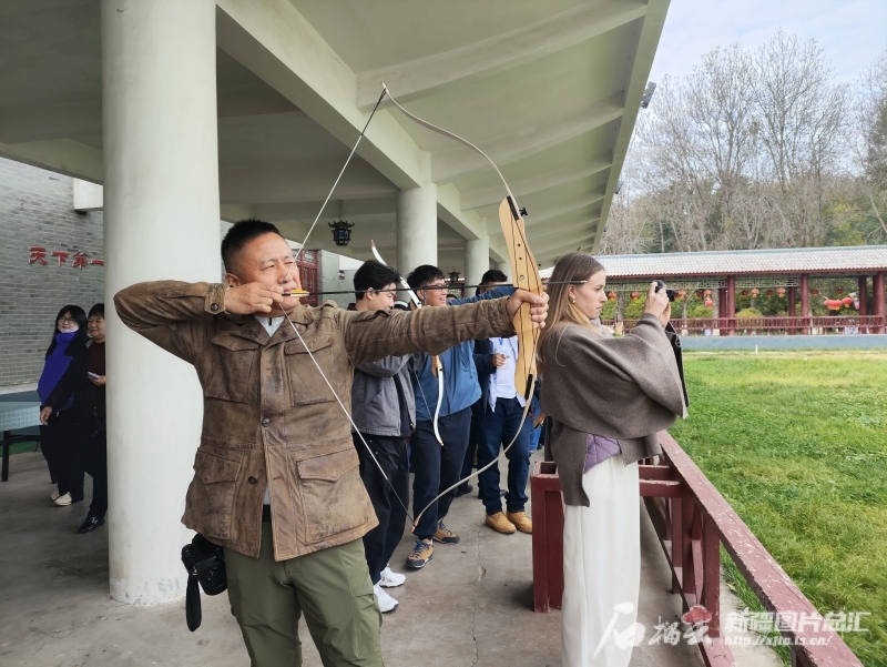 “万人说新疆”优秀作者新疆行的网络达人@行者风雷邵风雷正在体验弯弓射箭的豪情。王莉兰 摄