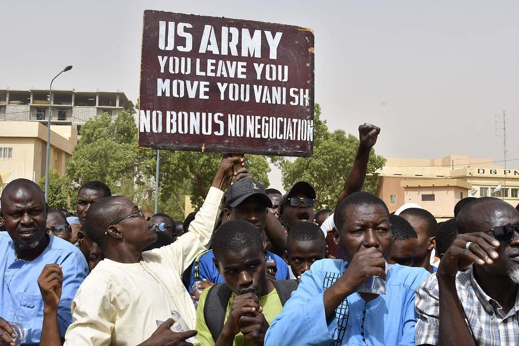 4月13日，尼日尔民众在首都尼亚美举行示威活动，要求美国撤军。（视觉中国）