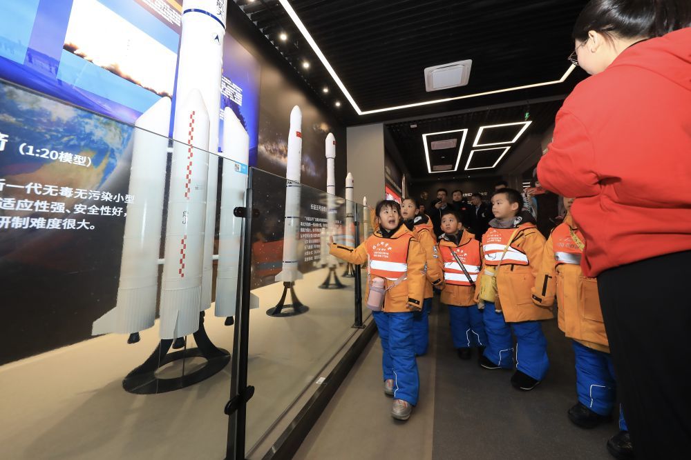 1月6日，“小砂糖橘”参观哈尔滨工业大学航天馆。新华社发