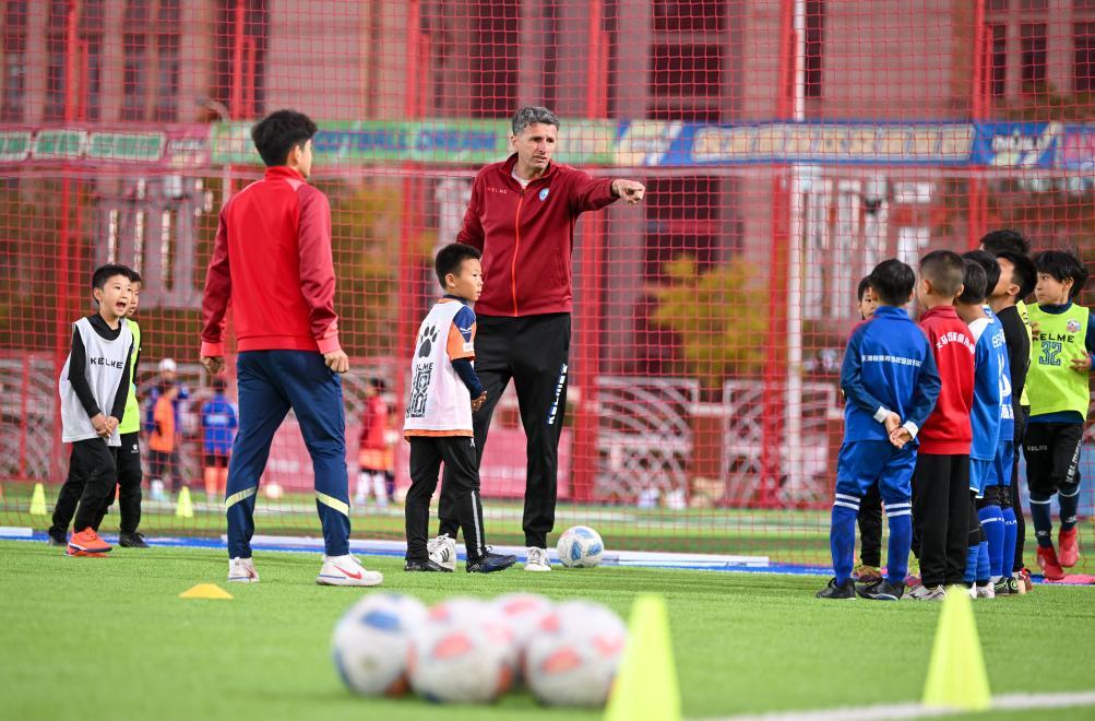 在天津市足协青训基地，亚历山大·潘蒂奇（中）指导小球员的防守站位（4月23日摄）。新华社记者 孙凡越 摄