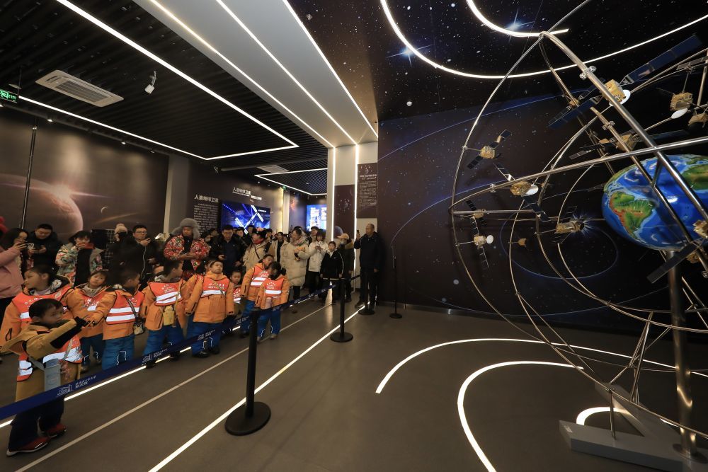 1月6日，“小砂糖橘”参观哈尔滨工业大学航天馆。新华社发