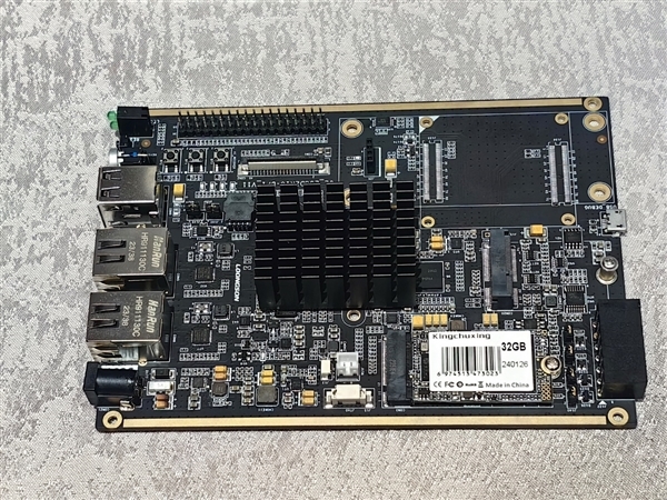 龙芯2K0300蜂鸟开发系统正式发布:巴掌大小 无限可能