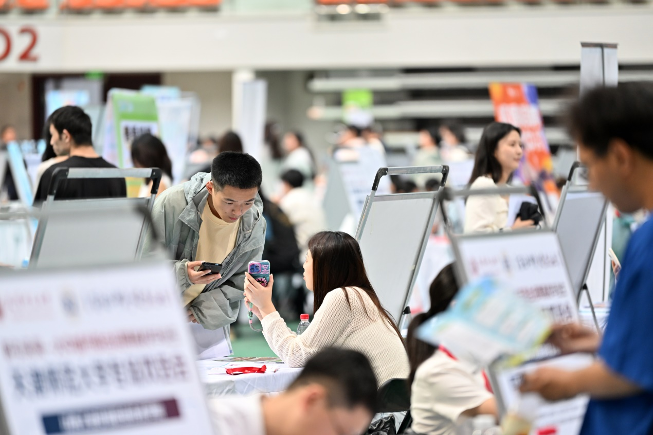 在“职引未来”——大中城市联合招聘高校毕业生天津师范大学专场双选会上，学生现场求职（2024年5月30日摄）。新华社记者 李然 摄