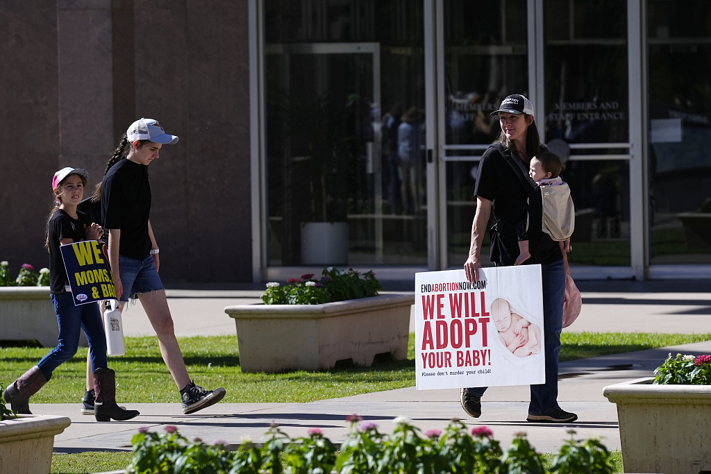 当地时间2024年4月24日，美国菲尼克斯，反堕胎示威者走在亚利桑那州国会大厦前。视觉中国 图