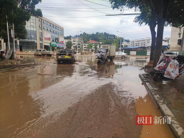 西街靠近曲池路路面的积水