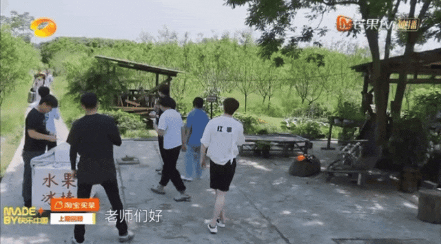 在娱乐圈何炅就被很多人尊称为“何老师”|图源:《向往的生活》截图
