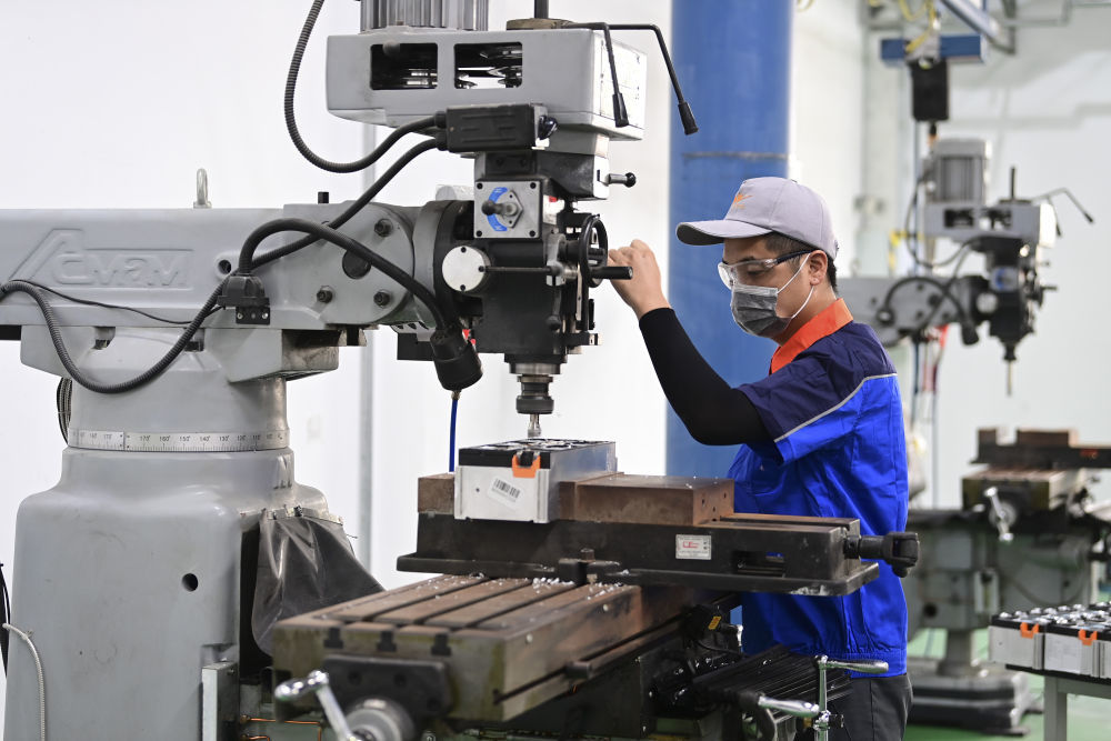 工作人员在位于江西省赣州市章贡区的豪鹏科技有限公司车间内作业（2024年6月30日摄）。新华社发（胡江涛 摄）
