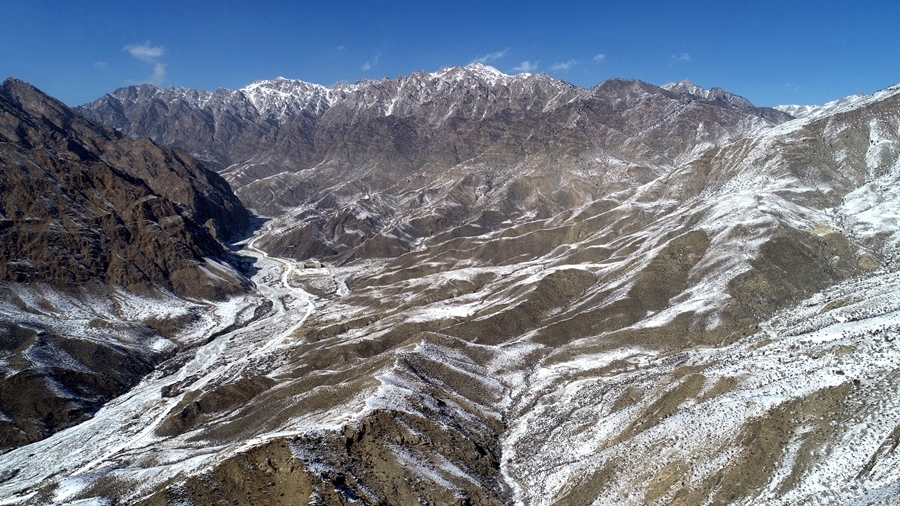 2023年2月9日在宁夏贺兰山苏峪口国家森林公园拍摄的雪后贺兰山(无人机照片)。新华社记者 王鹏 摄