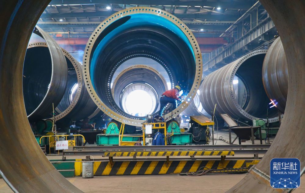 连云港经济技术开发区一家风电设备公司车间内,工人在生产风电塔架