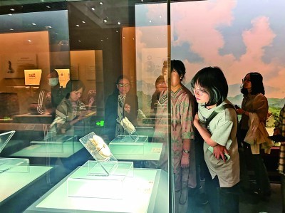 观众在辽宁省博物馆内参观。本报记者 王笑妃摄/光明图片