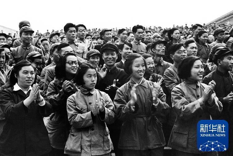 1951年10月，在北京举行的欢迎中国人民志愿军战斗英雄代表大会上，衣着朴素的机关女干部们。